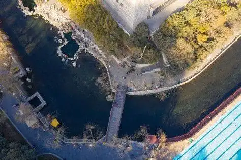 航拍济南最美护城河从高空俯瞰五彩斑斓宛若一幅美丽画卷