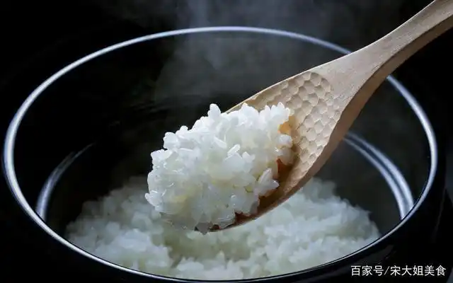 煮米饭万万不可直接加水下锅,记住这3个诀窍,粒粒喷香好吃