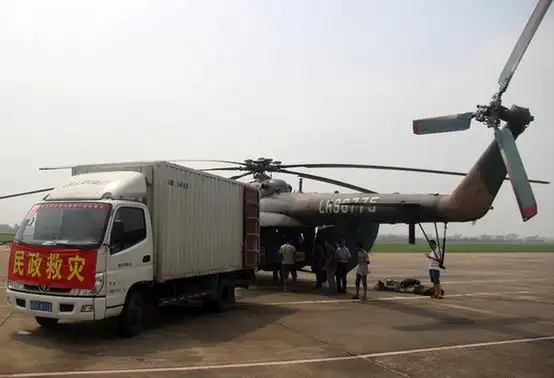 8月20日,一架军用直升运输机在汕头外砂机场转运救灾物资,准备飞往