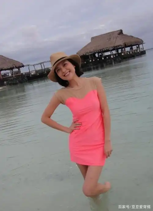 杨乐乐短发后更具知性美!一身休闲装后院陪儿子玩耍,美丽又大方