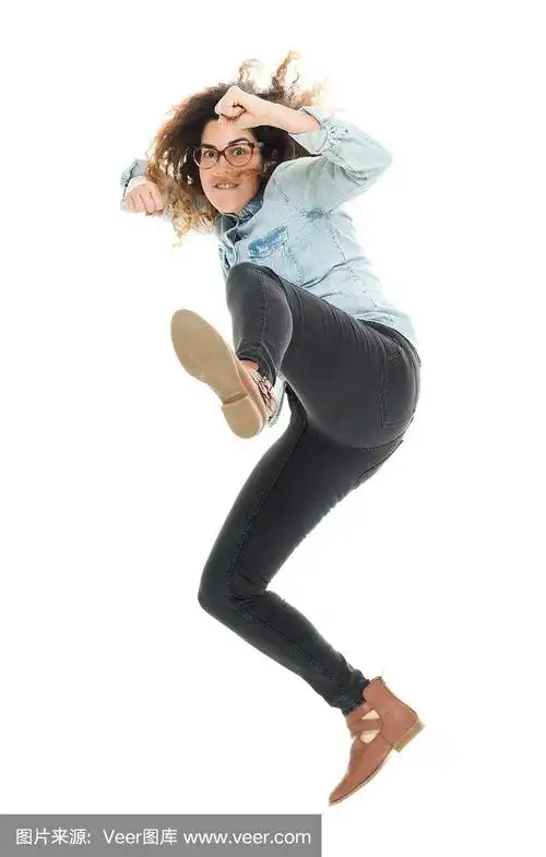 女人踢腿,准备打架