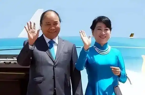 越南第一夫人天生一张旺夫脸!穿刺绣长裙超温婉,圆脸尽显高贵感