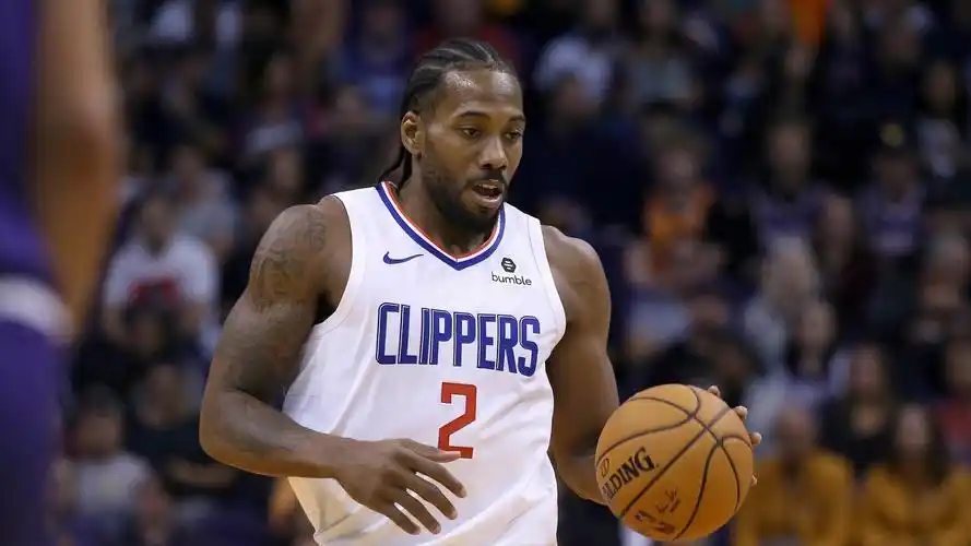 球迷屋12月6日讯 今日快船球星莱昂纳德在训练场接受了随队记者jovan