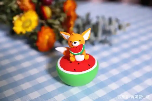 又到了吃西瓜的季节,来看看有关西瓜和小动物们的黏土手工吧!