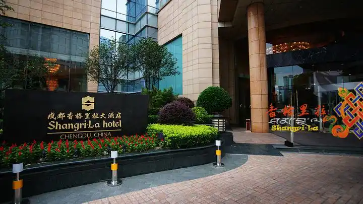 停满了眼花缭乱的豪车,这基本是五星级酒店的标配_成都香格里拉大酒店