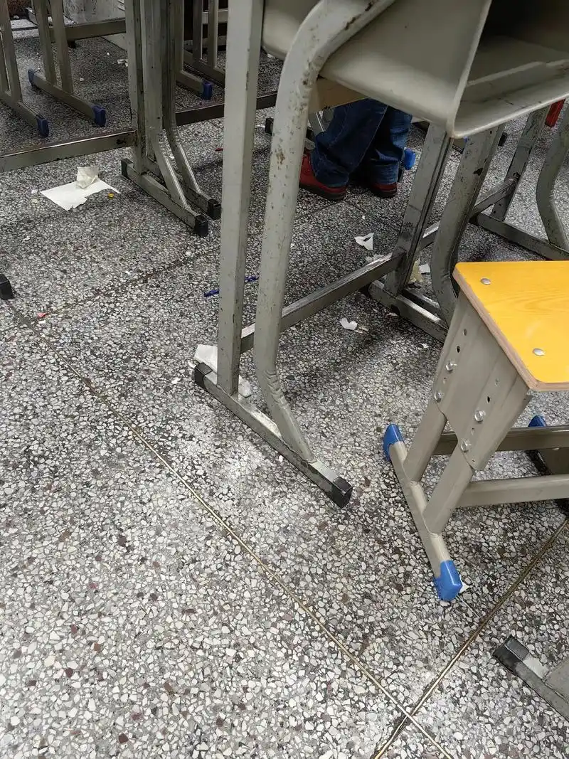 热门话题 一天一打扫的教室卫生,还能被糟蹋成这样,老师们是 - 抖音