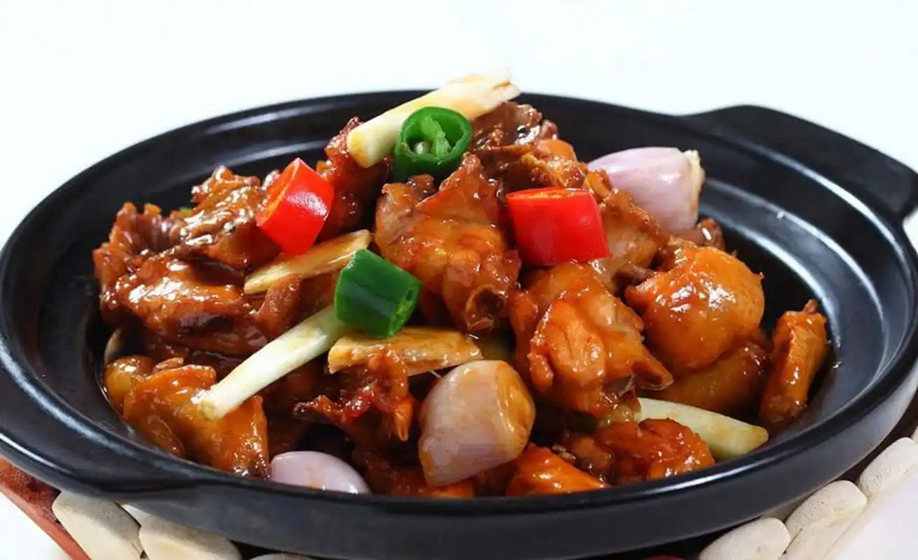 长期被误认为是宝岛台湾特产的三杯鸡来自江西宁都,后传向周边地区.