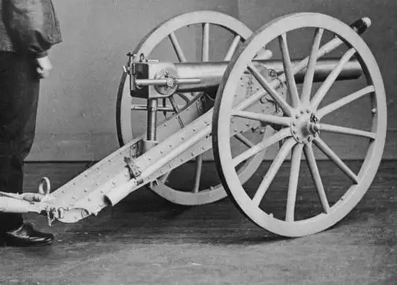 早在19世纪前期,欧洲各国的火炮仍以前膛装填为主,并主要分为要塞与