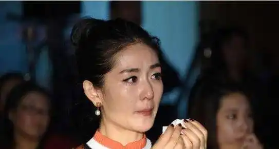 张杰千字长文护妻,透露跨年夜与汪涵抢话原因,何炅:女孩在流泪_谢娜