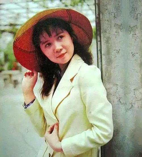 80年代女影星蔡明罕见剧照老照片小学时就成了童星
