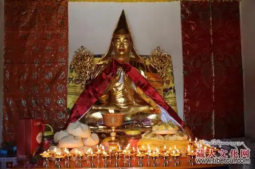 青海却藏寺隆重恭迎七世章嘉活佛金身安座