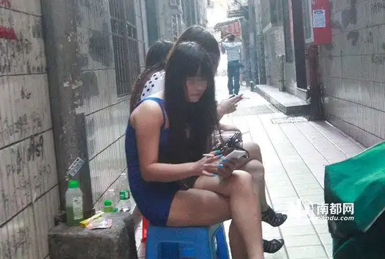 警察执勤岗亭附近站街女大白天拉客