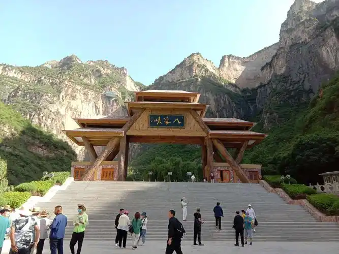 第二天一早我们来到八泉峡景区