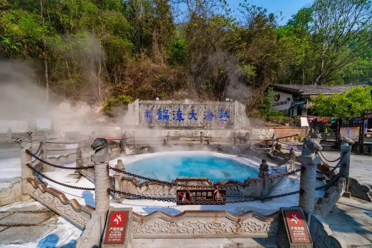 云南腾冲火山热海旅游区:它由火山地质公园和热海温泉风景区组成,就像
