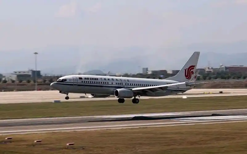国航波音737降落