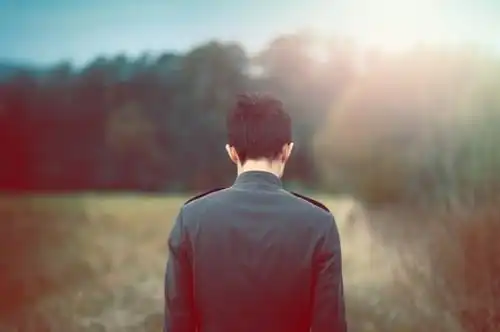 背影可见, 挺张不错喜的手男