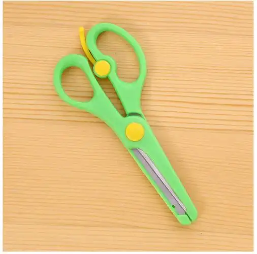 一正(yizheng) 儿童圆头彩色安全剪刀 幼儿手工diy弹力裁纸不锈钢保护