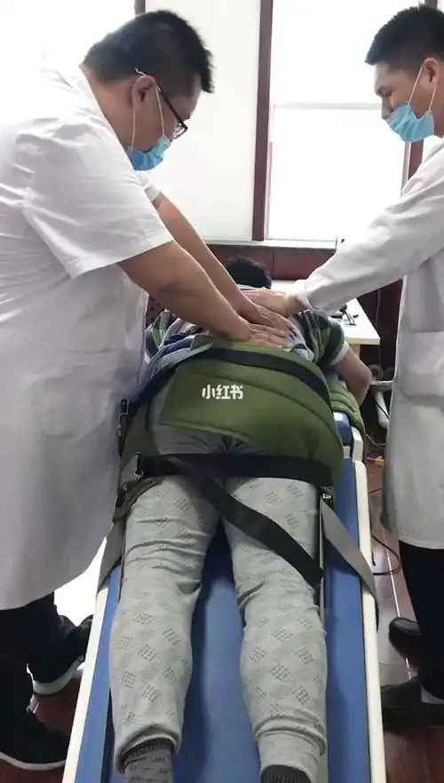 腰椎三维牵引治疗腰椎间盘突出症
