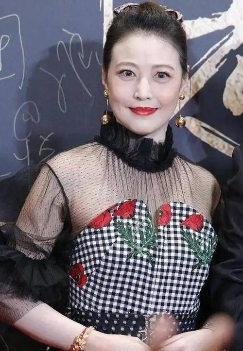 周海媚终于见老,虽眼纹爬满眼角,穿"桌布"拼接裙也难掩时髦