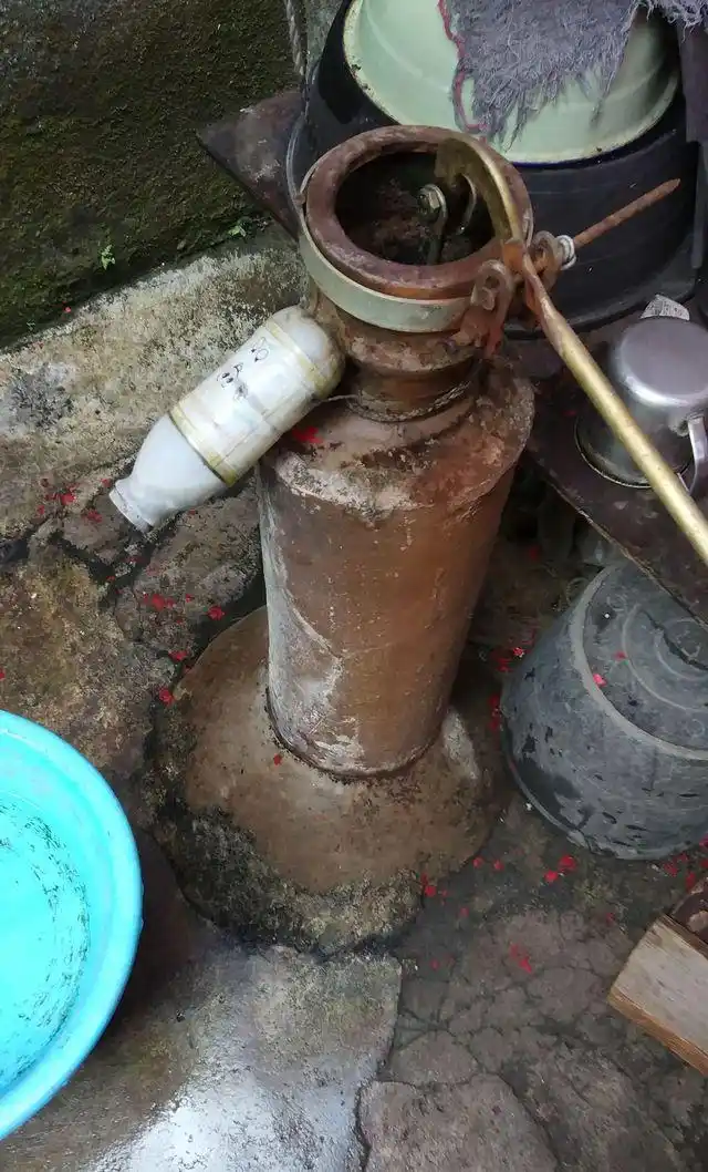 广东珠三角农村,90后00后绝对没见过的木门,手摇式水井