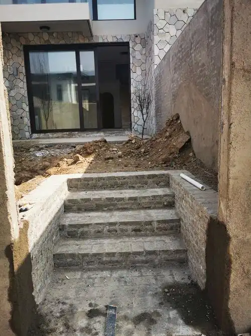 小院台阶工程已经完工.