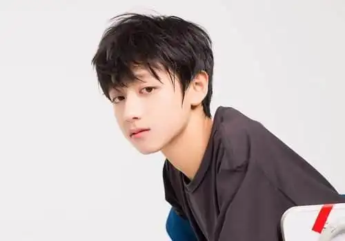 这6款短发很百搭,干净又帅气2021年春节超帅气的30款男生发型推荐,想