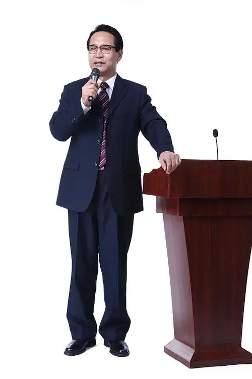 演讲台上的中年男人
