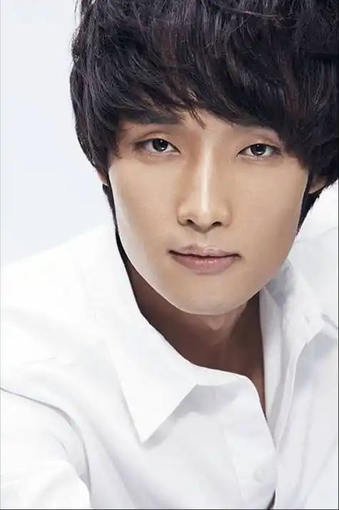 p>宇桐非,河南商丘人,中国内地男歌手,制作人,演员.