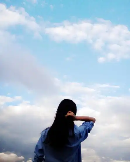 女生背影仰望天空图片,独自一人仰望天空头像背影