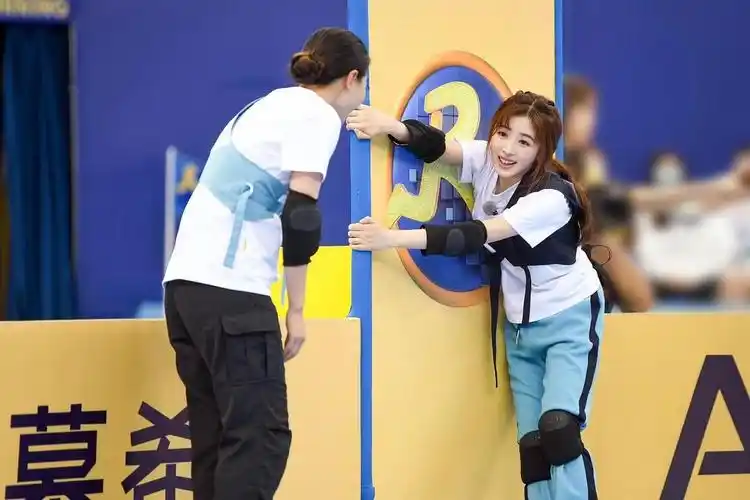 今晚八点奔跑吧看张含韵喽