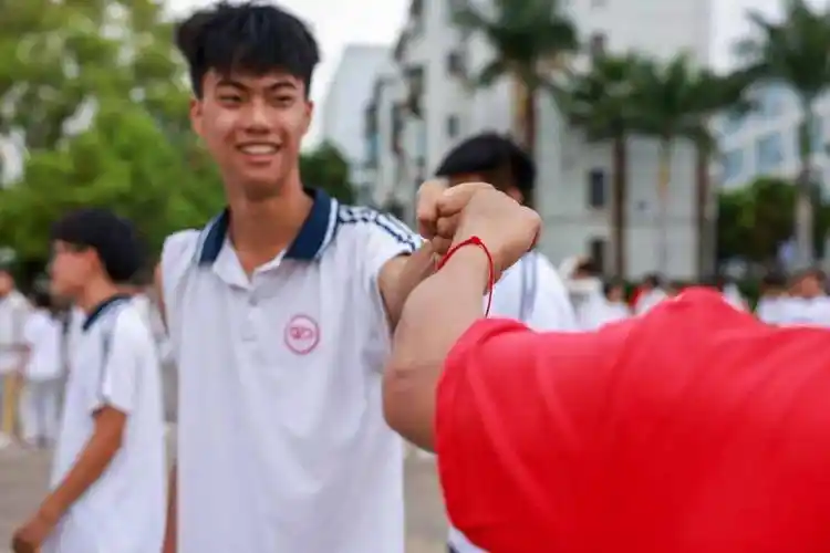 入场邹琼 摄个旧市,考生等待入场个旧市融媒体中心供图蒙自一中考场外