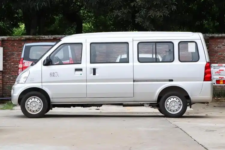 详解五菱荣光加长版中置后驱侧滑门七座布局能拉能装