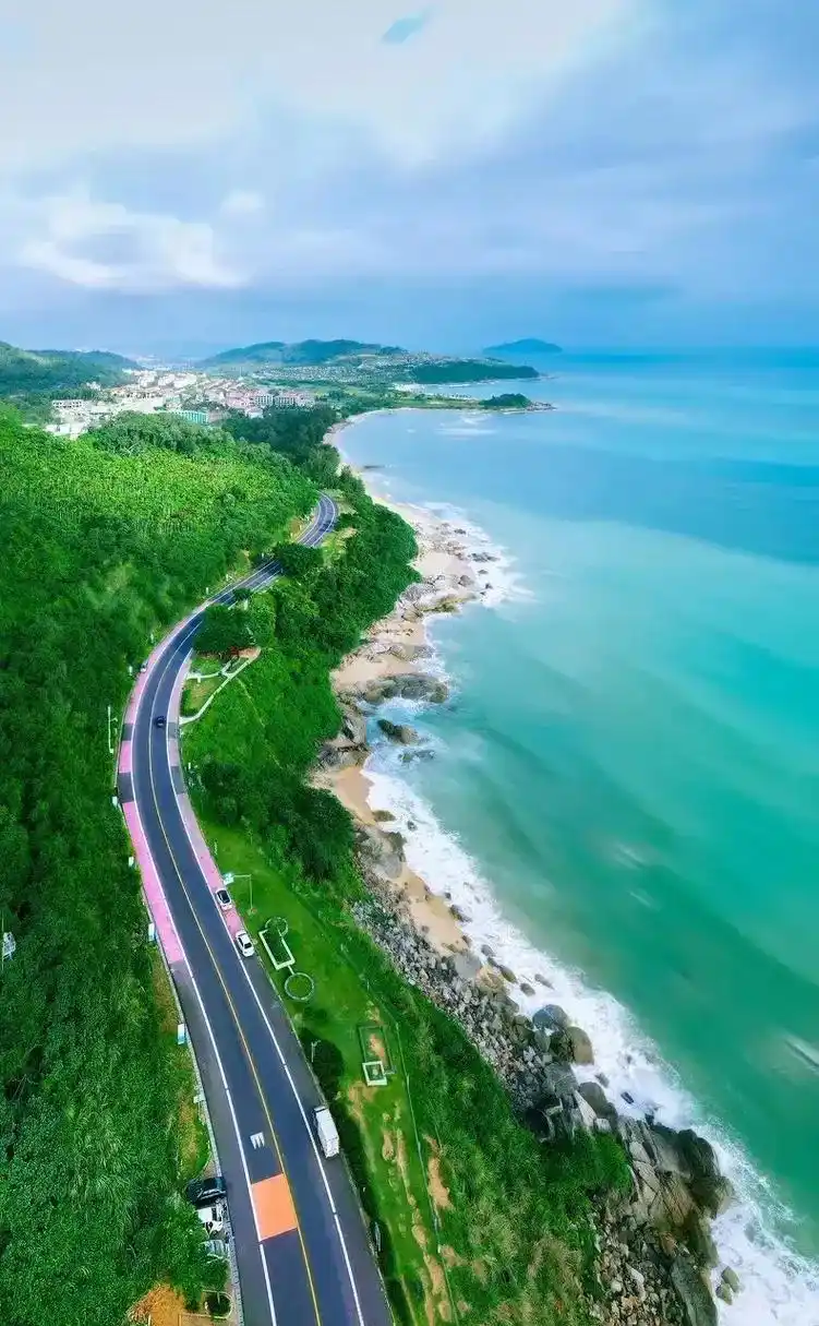 我爱蔚蓝的天空, 我爱碧波的大海! 我更爱听《渔家姑娘在海边 - 抖音