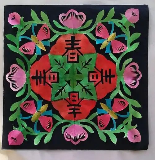 染色剪纸《团花》.