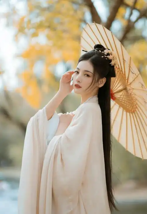 赵粤秋日银杏古风大片清冷系古风美人展现柔美气质