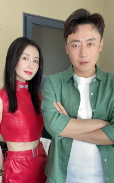 舒畅李滨重现魔幻手机造型傻妞冻龄模式开启