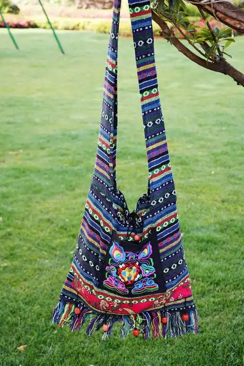 彝族手工刺绣包包彝族传统云南单肩包写真香包手工艺三角包特色