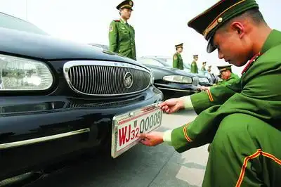 昨日,市武警七支队,一武警战士正安装"07式"新车牌 记者 徐元宾 摄