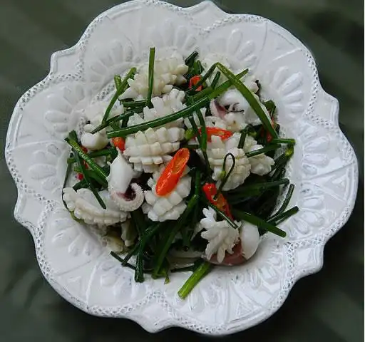 墨鱼炒韭菜花的做法