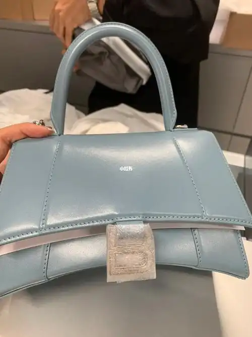 巴黎世家雾霾蓝沙漏s折扣款有一个