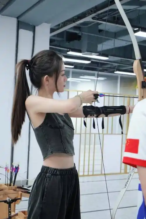 易昕晒箭场射箭日常,英姿飒爽专业气场超强_照片_姐姐_马尾