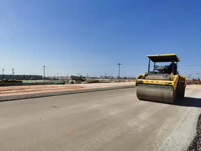 土木公司厦门滨海东大道项目级配试验段顺利完成摊铺