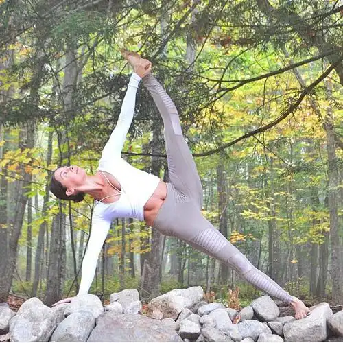 拍照时不停想姿势?瑜伽让你完美蜕变