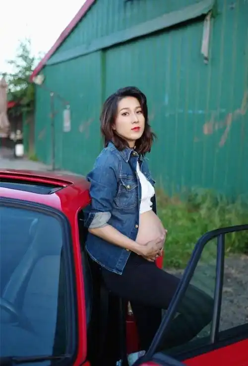 已经有一些凸起了,而这也就意味着钟嘉欣怀孕的时间要比官宣时间更早