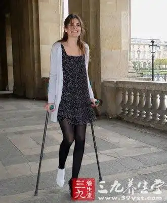 很多人崴脚后都是先使劲揉搓肿起来的地方,把瘀积的血揉开搓散