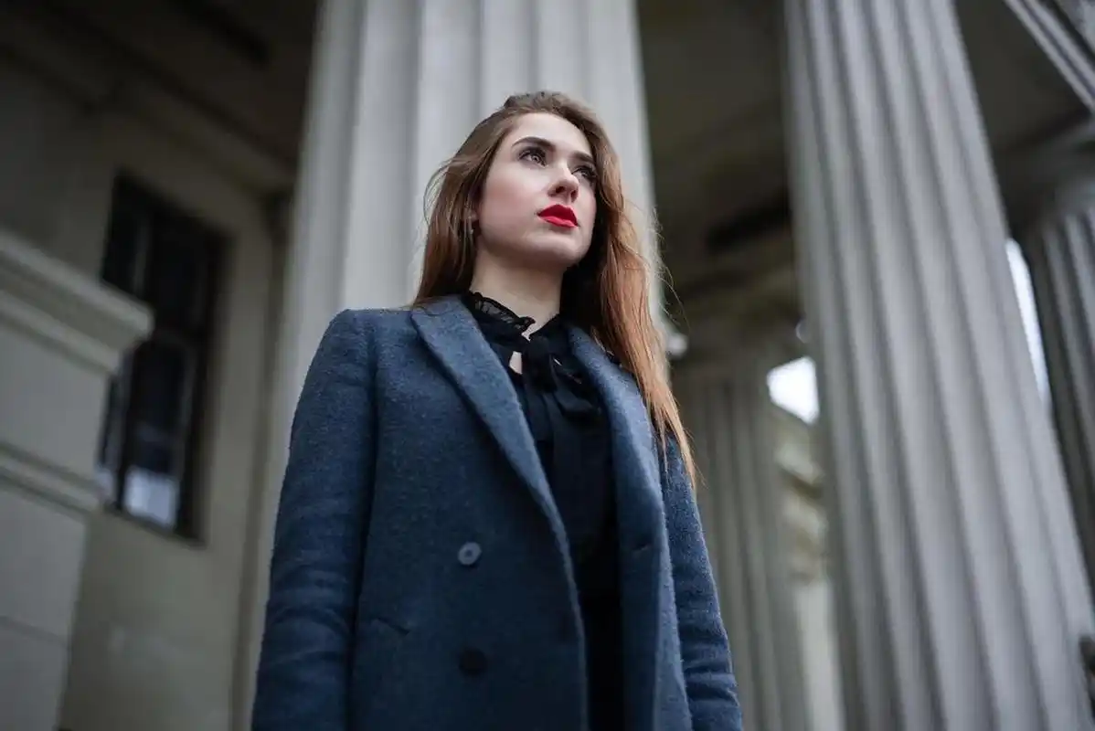 街拍白俄罗斯美女,一头金发配红唇,让人真入迷.