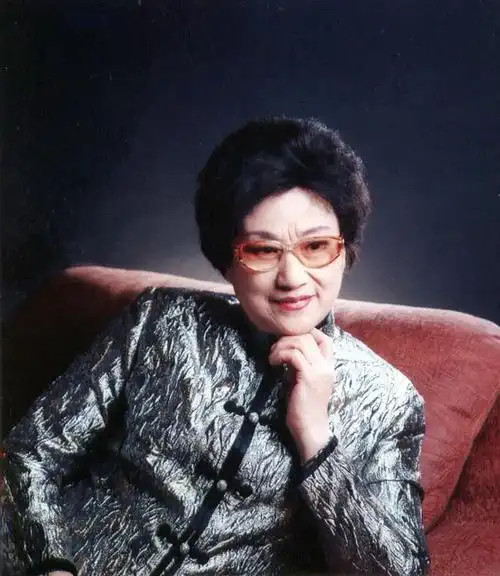 我曾追慕过一个演员,她是越剧电影《红楼梦》里饰演林黛玉的王文娟.