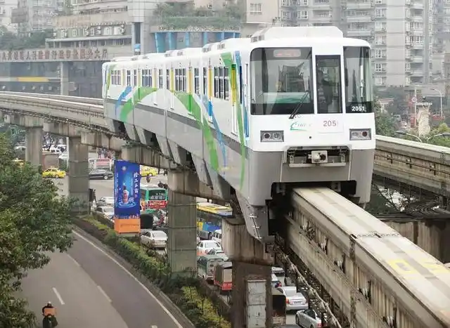 图为重庆单轨列车