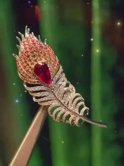 1克拉红宝石胸针