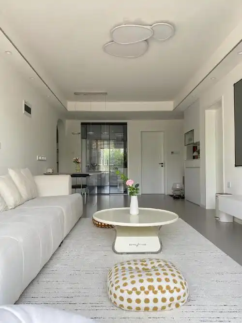 无论是客厅的沙发,卧室的床品,还是厨房的餐具,奶油风装修都能以它